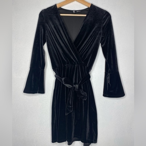 DIVIDED CRUSHED VELVET TIE DRESS WITH BELL SLEEVES SIZE 2 - Picture 1 of 7